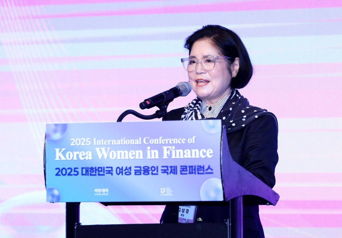▲김상경 여성금융인네트워크 회장이 16일 서울 여의도 콘래드 호텔에서 이투데이와 여성금융인네트워크(여금넷) 공동주최로 열린 ‘2025 대한민국 여성금융인 국제 콘퍼런스’에서 개회사를 하고 있다. 올해로 10주년을 맞이한 이번 대한민국 여성금융인 국제 콘퍼런스에선 ‘여성 리더십 제도화를 통한 금융산업의 지속 가능한 성장-30% 여성 임원을 향한 제도적 첫걸음 한국형 여성금융인 헌장 제안과 글로벌 연대’를 주제로 10년의 궤적을 기념하며, 금융의 지속가능한 미래를 논의했다. 신태현 기자 holjjak@