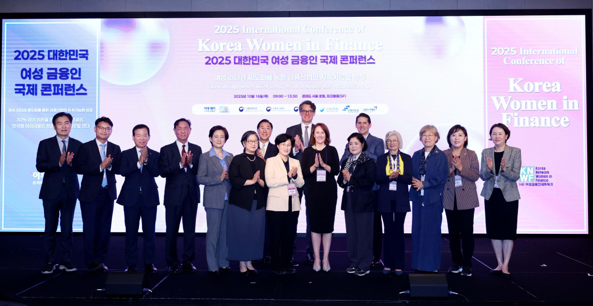 ▲원민경 성평등가족부 장관, 서유석 금융투자협회 회장, 제니퍼 바커 30%클럽 글로벌 의장, 이종재 이투데이그룹 부회장, 김상경 여성금융인네트워크 회장 등이 16일 서울 여의도 콘래드 호텔에서 이투데이와 여성금융인네트워크(여금넷) 공동주최로 열린 ‘2025 대한민국 여성금융인 국제 콘퍼런스’에서 기념촬영을 하고 있다. 올해로 10주년을 맞이한 이번 대한민국 여성금융인 국제 콘퍼런스에선 ‘여성 리더십 제도화를 통한 금융산업의 지속 가능한 성장-30% 여성 임원을 향한 제도적 첫걸음 한국형 여성금융인 헌장 제안과 글로벌 연대’를 주제로 10년의 궤적을 기념하며, 금융의 지속가능한 미래를 논의했다. 신태현 기자 holjjak@