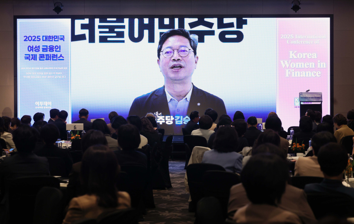 ▲16일 서울 여의도 콘래드 호텔에서 이투데이와 여성금융인네트워크(여금넷) 공동주최로 열린 ‘2025 대한민국 여성금융인 국제 콘퍼런스’에서 참석자들이 국회 정무위원회 소속 김승원 더불어민주당 의원의 영상 축사를 시청하고 있다. 올해로 10주년을 맞이한 이번 대한민국 여성금융인 국제 콘퍼런스에선 ‘여성 리더십 제도화를 통한 금융산업의 지속 가능한 성장-30% 여성 임원을 향한 제도적 첫걸음 한국형 여성금융인 헌장 제안과 글로벌 연대’를 주제로 10년의 궤적을 기념하며, 금융의 지속가능한 미래를 논의했다. 신태현 기자 holjjak@