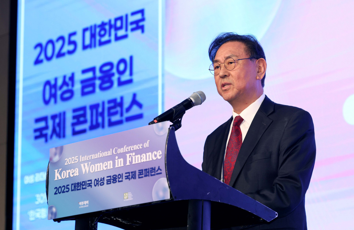 ▲이종재 이투데이그룹 부회장이 16일 서울 여의도 콘래드 호텔에서 이투데이와 여성금융인네트워크(여금넷) 공동주최로 열린 ‘2025 대한민국 여성금융인 국제 콘퍼런스’에서 환영사를 하고 있다. 올해로 10주년을 맞이한 이번 대한민국 여성금융인 국제 콘퍼런스에선 ‘여성 리더십 제도화를 통한 금융산업의 지속 가능한 성장-30% 여성 임원을 향한 제도적 첫걸음 한국형 여성금융인 헌장 제안과 글로벌 연대’를 주제로 10년의 궤적을 기념하며, 금융의 지속가능한 미래를 논의했다. 신태현 기자 holjjak@