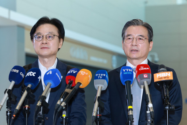 ▲한미 관세 협상 후속 논의와 관련, 하워드 러트닉 미국 상무부 장관과 협상할 예정인 김용범 대통령실 정책실장이 16일 인천국제공항 제2여객터미널을 통해 미국 워싱턴DC로 출국하기에 앞서 발언하고 있다.  (연합뉴스)