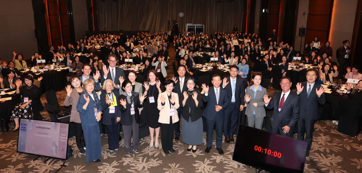 ▲원민경 성평등가족부 장관, 서유석 금융투자협회 회장, 제니퍼 바커 30%클럽 글로벌 의장, 이종재 이투데이그룹 부회장, 김상경 여성금융인네트워크 회장 등이 16일 서울 여의도 콘래드 호텔에서 이투데이와 여성금융인네트워크(여금넷) 공동주최로 열린 ‘2025 대한민국 여성금융인 국제 콘퍼런스’에서 기념촬영을 하고 있다. 올해로 10주년을 맞이한 이번 대한민국 여성금융인 국제 콘퍼런스에선 ‘여성 리더십 제도화를 통한 금융산업의 지속 가능한 성장-30% 여성 임원을 향한 제도적 첫걸음 한국형 여성금융인 헌장 제안과 글로벌 연대’를 주제로 10년의 궤적을 기념하며, 금융의 지속가능한 미래를 논의했다. 신태현 기자 holjjak@