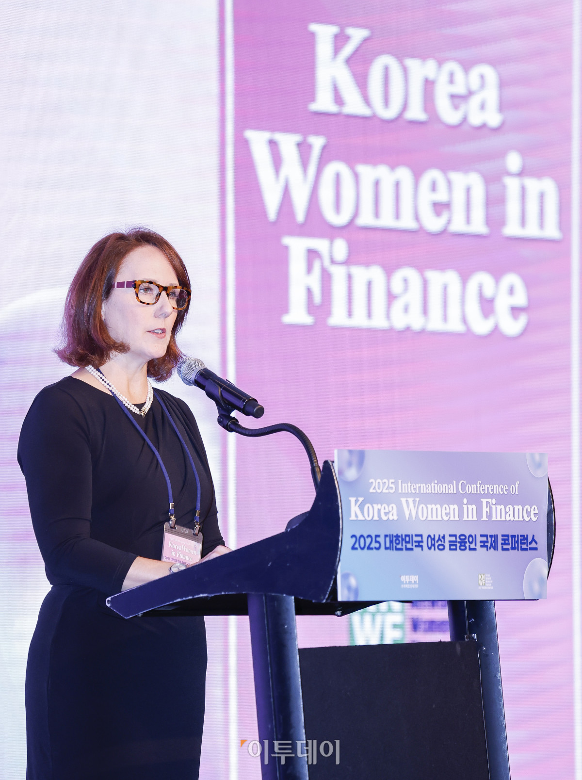 ▲제니퍼 바커 30%클럽 글로벌 의장이 16일 서울 여의도 콘래드 호텔에서 이투데이와 여성금융인네트워크(여금넷) 공동주최로 열린 ‘2025 대한민국 여성금융인 국제 콘퍼런스’에서 기조연설을 하고 있다. 올해로 10주년을 맞이한 이번 대한민국 여성금융인 국제 콘퍼런스에선 ‘여성 리더십 제도화를 통한 금융산업의 지속 가능한 성장-30% 여성 임원을 향한 제도적 첫걸음 한국형 여성금융인 헌장 제안과 글로벌 연대’를 주제로 10년의 궤적을 기념하며, 금융의 지속가능한 미래를 논의했다. 조현호 기자 hyunho@