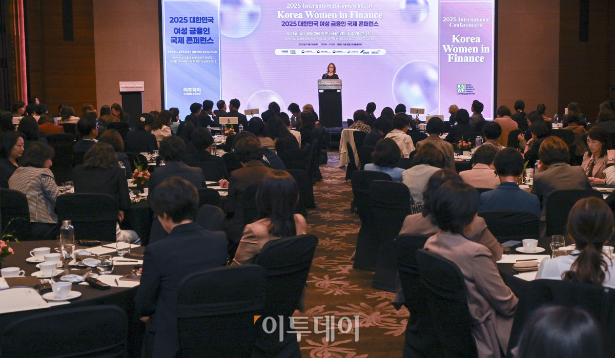 ▲제니퍼 바커 30%클럽 글로벌 의장이 16일 서울 여의도 콘래드 호텔에서 이투데이와 여성금융인네트워크(여금넷) 공동주최로 열린 ‘2025 대한민국 여성금융인 국제 콘퍼런스’에서 기조연설을 하고 있다. 올해로 10주년을 맞이한 이번 대한민국 여성금융인 국제 콘퍼런스에선 ‘여성 리더십 제도화를 통한 금융산업의 지속 가능한 성장-30% 여성 임원을 향한 제도적 첫걸음 한국형 여성금융인 헌장 제안과 글로벌 연대’를 주제로 10년의 궤적을 기념하며, 금융의 지속가능한 미래를 논의했다. 조현호 기자 hyunho@
