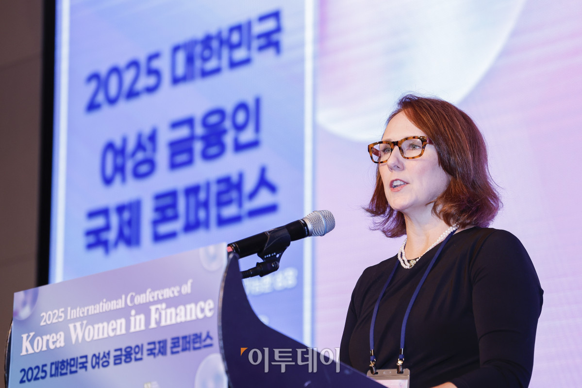 ▲제니퍼 바커 30%클럽 글로벌 의장이 16일 서울 여의도 콘래드 호텔에서 이투데이와 여성금융인네트워크(여금넷) 공동주최로 열린 ‘2025 대한민국 여성금융인 국제 콘퍼런스’에서 기조연설을 하고 있다. 올해로 10주년을 맞이한 이번 대한민국 여성금융인 국제 콘퍼런스에선 ‘여성 리더십 제도화를 통한 금융산업의 지속 가능한 성장-30% 여성 임원을 향한 제도적 첫걸음 한국형 여성금융인 헌장 제안과 글로벌 연대’를 주제로 10년의 궤적을 기념하며, 금융의 지속가능한 미래를 논의했다. 조현호 기자 hyunho@