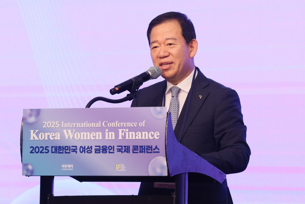 ▲서유석 금융투자협회 회장이 16일 서울 여의도 콘래드 호텔에서 이투데이와 여성금융인네트워크(여금넷) 공동주최로 열린 ‘2025 대한민국 여성금융인 국제 콘퍼런스’에서 축사를 하고 있다. 올해로 10주년을 맞이한 이번 대한민국 여성금융인 국제 콘퍼런스에선 ‘여성 리더십 제도화를 통한 금융산업의 지속 가능한 성장-30% 여성 임원을 향한 제도적 첫걸음 한국형 여성금융인 헌장 제안과 글로벌 연대’를 주제로 10년의 궤적을 기념하며, 금융의 지속가능한 미래를 논의했다. 신태현 기자 holjjak@
