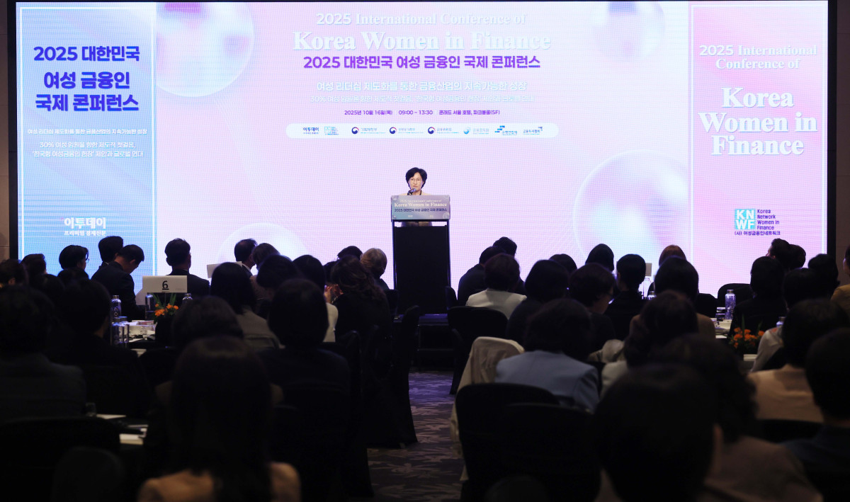▲원민경 성평등가족부 장관이 16일 서울 여의도 콘래드 호텔에서 이투데이와 여성금융인네트워크(여금넷) 공동주최로 열린 ‘2025 대한민국 여성금융인 국제 콘퍼런스’에서 축사를 하고 있다. 올해로 10주년을 맞이한 이번 대한민국 여성금융인 국제 콘퍼런스에선 ‘여성 리더십 제도화를 통한 금융산업의 지속 가능한 성장-30% 여성 임원을 향한 제도적 첫걸음 한국형 여성금융인 헌장 제안과 글로벌 연대’를 주제로 10년의 궤적을 기념하며, 금융의 지속가능한 미래를 논의했다. 신태현 기자 holjjak@