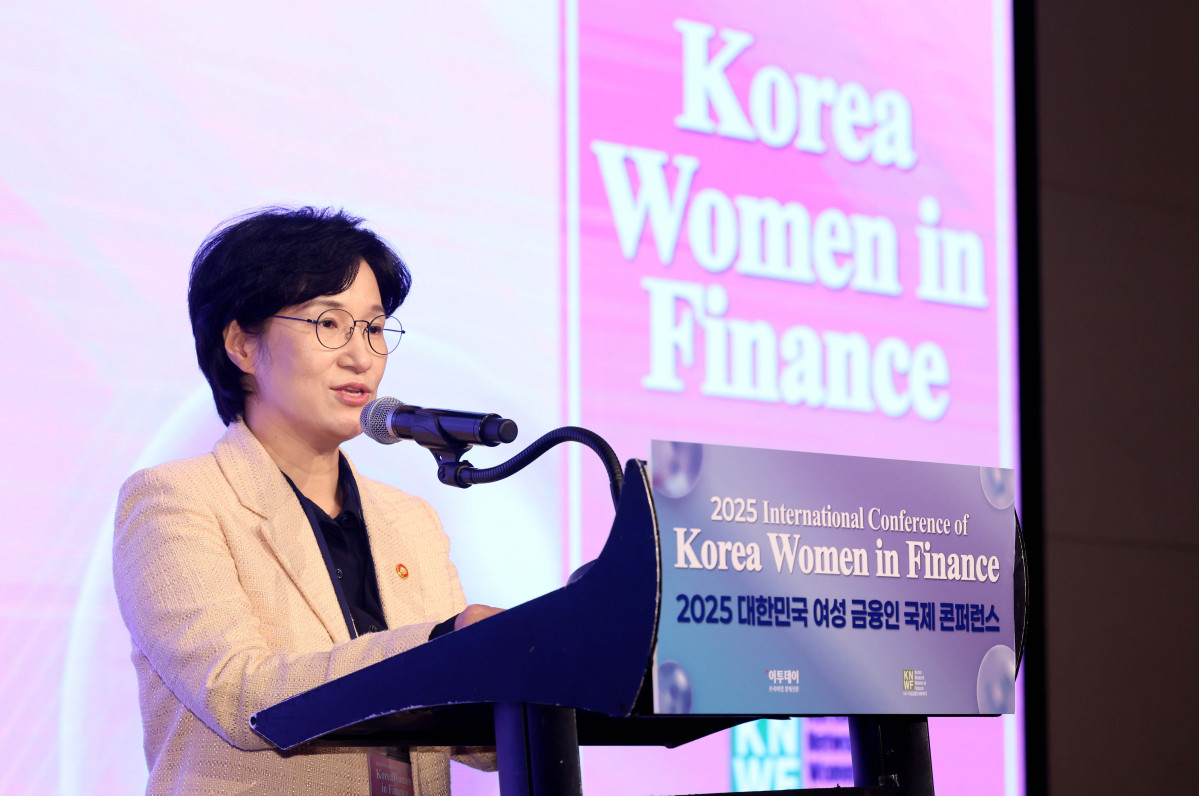 ▲원민경 성평등가족부 장관이 16일 서울 여의도 콘래드 호텔에서 이투데이와 여성금융인네트워크(여금넷) 공동주최로 열린 ‘2025 대한민국 여성금융인 국제 콘퍼런스’에서 축사를 하고 있다. 올해로 10주년을 맞이한 이번 대한민국 여성금융인 국제 콘퍼런스에선 ‘여성 리더십 제도화를 통한 금융산업의 지속 가능한 성장-30% 여성 임원을 향한 제도적 첫걸음 한국형 여성금융인 헌장 제안과 글로벌 연대’를 주제로 10년의 궤적을 기념하며, 금융의 지속가능한 미래를 논의했다. 신태현 기자 holjjak@