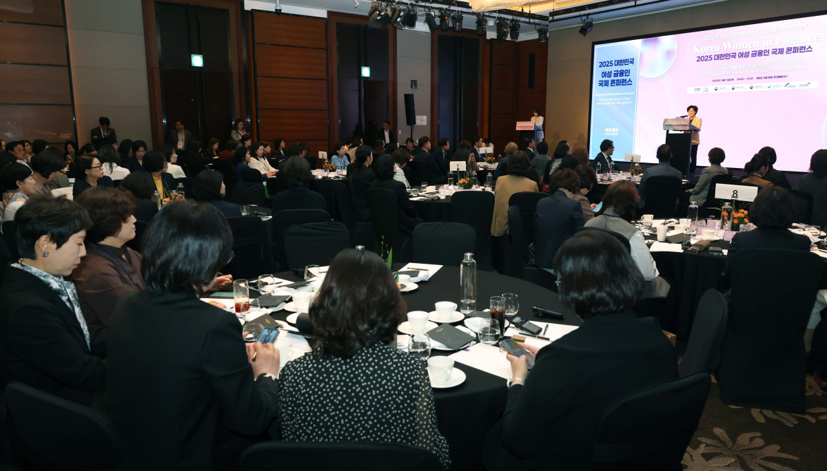 ▲원민경 성평등가족부 장관이 16일 서울 여의도 콘래드 호텔에서 이투데이와 여성금융인네트워크(여금넷) 공동주최로 열린 ‘2025 대한민국 여성금융인 국제 콘퍼런스’에서 축사를 하고 있다. 올해로 10주년을 맞이한 이번 대한민국 여성금융인 국제 콘퍼런스에선 ‘여성 리더십 제도화를 통한 금융산업의 지속 가능한 성장-30% 여성 임원을 향한 제도적 첫걸음 한국형 여성금융인 헌장 제안과 글로벌 연대’를 주제로 10년의 궤적을 기념하며, 금융의 지속가능한 미래를 논의했다. 신태현 기자 holjjak@