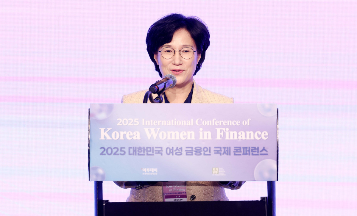 ▲원민경 성평등가족부 장관이 16일 서울 여의도 콘래드 호텔에서 이투데이와 여성금융인네트워크(여금넷) 공동주최로 열린 ‘2025 대한민국 여성금융인 국제 콘퍼런스’에서 축사를 하고 있다. 올해로 10주년을 맞이한 이번 대한민국 여성금융인 국제 콘퍼런스에선 ‘여성 리더십 제도화를 통한 금융산업의 지속 가능한 성장-30% 여성 임원을 향한 제도적 첫걸음 한국형 여성금융인 헌장 제안과 글로벌 연대’를 주제로 10년의 궤적을 기념하며, 금융의 지속가능한 미래를 논의했다. 신태현 기자 holjjak@