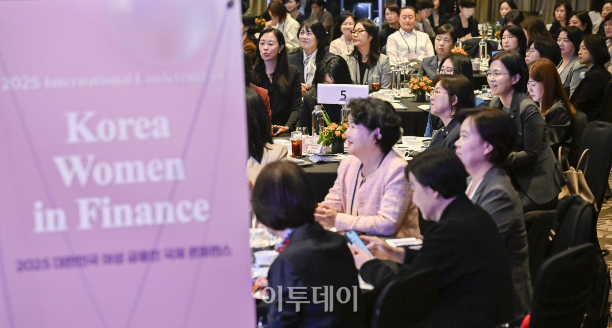 ▲16일 서울 여의도 콘래드 호텔에서 이투데이와 여성금융인네트워크(여금넷) 공동주최 ‘2025 대한민국 여성금융인 국제 콘퍼런스’가 열리고 있다. 올해로 10주년을 맞이한 이번 대한민국 여성금융인 국제 콘퍼런스에선 ‘여성 리더십 제도화를 통한 금융산업의 지속 가능한 성장-30% 여성 임원을 향한 제도적 첫걸음 한국형 여성금융인 헌장 제안과 글로벌 연대’를 주제로 10년의 궤적을 기념하며, 금융의 지속가능한 미래를 논의했다. 조현호 기자 hyunho@