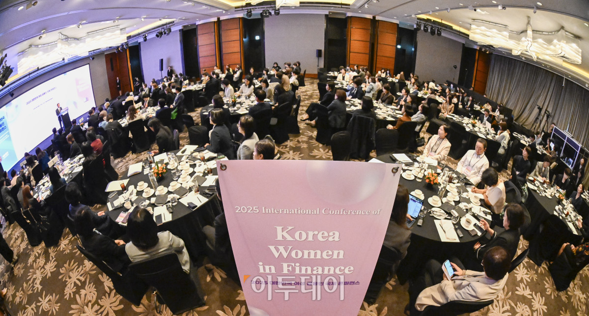 ▲16일 서울 여의도 콘래드 호텔에서 이투데이와 여성금융인네트워크(여금넷) 공동주최로 열린 ‘2025 대한민국 여성금융인 국제 콘퍼런스’에서 참석자들이 이종재 이투데이그룹 부회장의 환영사를 듣고 있다. 올해로 10주년을 맞이한 이번 대한민국 여성금융인 국제 콘퍼런스에선 ‘여성 리더십 제도화를 통한 금융산업의 지속 가능한 성장-30% 여성 임원을 향한 제도적 첫걸음 한국형 여성금융인 헌장 제안과 글로벌 연대’를 주제로 10년의 궤적을 기념하며, 금융의 지속가능한 미래를 논의했다. 조현호 기자 hyunho@