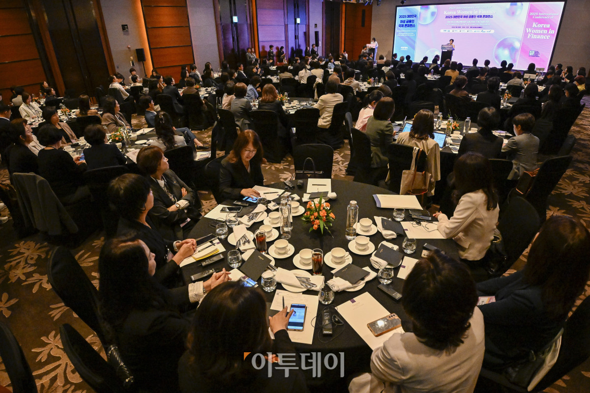 ▲16일 서울 여의도 콘래드 호텔에서 이투데이와 여성금융인네트워크(여금넷) 공동주최로 열린 ‘2025 대한민국 여성금융인 국제 콘퍼런스’에서 참석자들이 원민경 성평등가족부 장관의 축사를 듣고 있다. 올해로 10주년을 맞이한 이번 대한민국 여성금융인 국제 콘퍼런스에선 ‘여성 리더십 제도화를 통한 금융산업의 지속 가능한 성장-30% 여성 임원을 향한 제도적 첫걸음 한국형 여성금융인 헌장 제안과 글로벌 연대’를 주제로 10년의 궤적을 기념하며, 금융의 지속가능한 미래를 논의했다. 조현호 기자 hyunho@