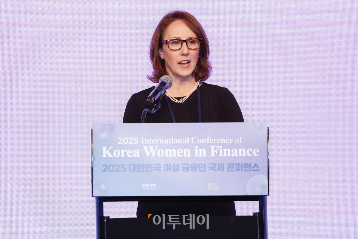 ▲제니퍼 바커 30%클럽 글로벌 의장이 16일 서울 여의도 콘래드 호텔에서 이투데이와 여성금융인네트워크(여금넷) 공동주최로 열린 ‘2025 대한민국 여성금융인 국제 콘퍼런스’에서 기조연설을 하고 있다. 올해로 10주년을 맞이한 이번 대한민국 여성금융인 국제 콘퍼런스에선 ‘여성 리더십 제도화를 통한 금융산업의 지속 가능한 성장-30% 여성 임원을 향한 제도적 첫걸음 한국형 여성금융인 헌장 제안과 글로벌 연대’를 주제로 10년의 궤적을 기념하며, 금융의 지속가능한 미래를 논의했다. 조현호 기자 hyunho@