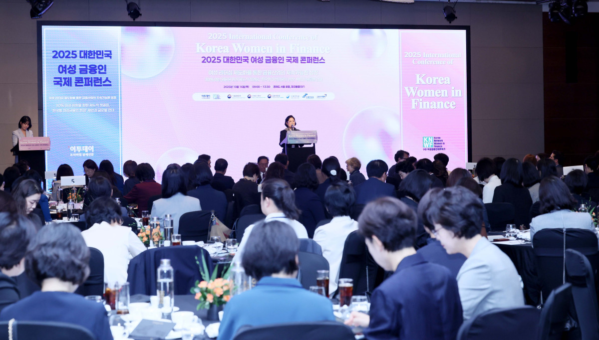 ▲김상경 여성금융인네트워크 회장이 16일 서울 여의도 콘래드 호텔에서 이투데이와 여성금융인네트워크(여금넷) 공동주최로 열린 ‘2025 대한민국 여성금융인 국제 콘퍼런스’에서 개회사를 하고 있다. 올해로 10주년을 맞이한 이번 대한민국 여성금융인 국제 콘퍼런스에선 ‘여성 리더십 제도화를 통한 금융산업의 지속 가능한 성장-30% 여성 임원을 향한 제도적 첫걸음 한국형 여성금융인 헌장 제안과 글로벌 연대’를 주제로 10년의 궤적을 기념하며, 금융의 지속가능한 미래를 논의했다. 신태현 기자 holjjak@