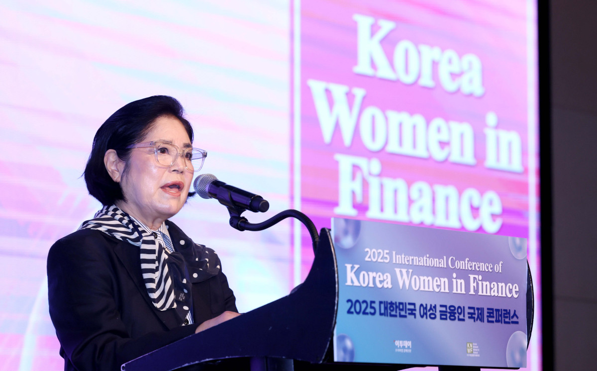 ▲김상경 여성금융인네트워크 회장이 16일 서울 여의도 콘래드 호텔에서 이투데이와 여성금융인네트워크(여금넷) 공동주최로 열린 ‘2025 대한민국 여성금융인 국제 콘퍼런스’에서 개회사를 하고 있다. 올해로 10주년을 맞이한 이번 대한민국 여성금융인 국제 콘퍼런스에선 ‘여성 리더십 제도화를 통한 금융산업의 지속 가능한 성장-30% 여성 임원을 향한 제도적 첫걸음 한국형 여성금융인 헌장 제안과 글로벌 연대’를 주제로 10년의 궤적을 기념하며, 금융의 지속가능한 미래를 논의했다. 신태현 기자 holjjak@