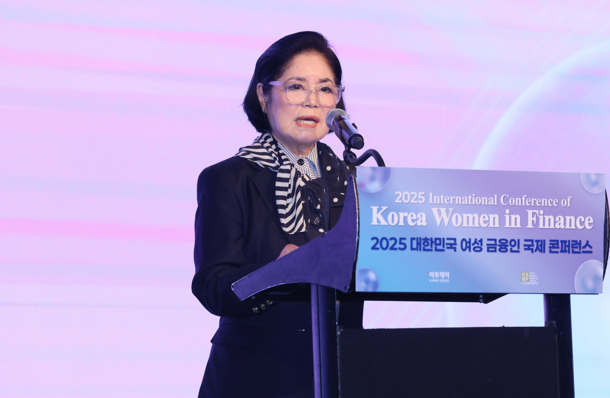 ▲김상경 여성금융인네트워크 회장이 16일 서울 여의도 콘래드 호텔에서 이투데이와 여성금융인네트워크(여금넷) 공동주최로 열린 ‘2025 대한민국 여성금융인 국제 콘퍼런스’에서 개회사를 하고 있다. 올해로 10주년을 맞이한 이번 대한민국 여성금융인 국제 콘퍼런스에선 ‘여성 리더십 제도화를 통한 금융산업의 지속 가능한 성장-30% 여성 임원을 향한 제도적 첫걸음 한국형 여성금융인 헌장 제안과 글로벌 연대’를 주제로 10년의 궤적을 기념하며, 금융의 지속가능한 미래를 논의했다. 신태현 기자 holjjak@