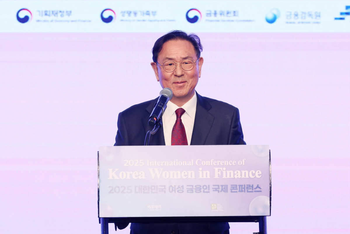 ▲이종재 이투데이그룹 부회장이 16일 서울 여의도 콘래드 호텔에서 이투데이와 여성금융인네트워크(여금넷) 공동주최로 열린 ‘2025 대한민국 여성금융인 국제 콘퍼런스’에서 환영사를 하고 있다. 올해로 10주년을 맞이한 이번 대한민국 여성금융인 국제 콘퍼런스에선 ‘여성 리더십 제도화를 통한 금융산업의 지속 가능한 성장-30% 여성 임원을 향한 제도적 첫걸음 한국형 여성금융인 헌장 제안과 글로벌 연대’를 주제로 10년의 궤적을 기념하며, 금융의 지속가능한 미래를 논의했다. 신태현 기자 holjjak@