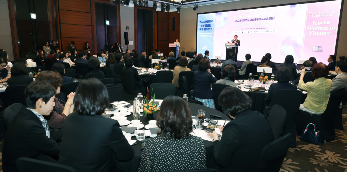 ▲이종재 이투데이그룹 부회장이 16일 서울 여의도 콘래드 호텔에서 이투데이와 여성금융인네트워크(여금넷) 공동주최로 열린 ‘2025 대한민국 여성금융인 국제 콘퍼런스’에서 환영사를 하고 있다. 올해로 10주년을 맞이한 이번 대한민국 여성금융인 국제 콘퍼런스에선 ‘여성 리더십 제도화를 통한 금융산업의 지속 가능한 성장-30% 여성 임원을 향한 제도적 첫걸음 한국형 여성금융인 헌장 제안과 글로벌 연대’를 주제로 10년의 궤적을 기념하며, 금융의 지속가능한 미래를 논의했다. 신태현 기자 holjjak@