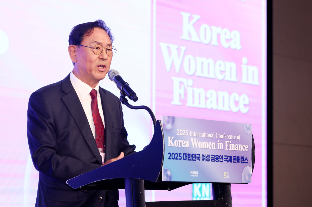 ▲이종재 이투데이그룹 부회장이 16일 서울 여의도 콘래드 호텔에서 이투데이와 여성금융인네트워크(여금넷) 공동주최로 열린 ‘2025 대한민국 여성금융인 국제 콘퍼런스’에서 환영사를 하고 있다. 올해로 10주년을 맞이한 이번 대한민국 여성금융인 국제 콘퍼런스에선 ‘여성 리더십 제도화를 통한 금융산업의 지속 가능한 성장-30% 여성 임원을 향한 제도적 첫걸음 한국형 여성금융인 헌장 제안과 글로벌 연대’를 주제로 10년의 궤적을 기념하며, 금융의 지속가능한 미래를 논의했다. 신태현 기자 holjjak@