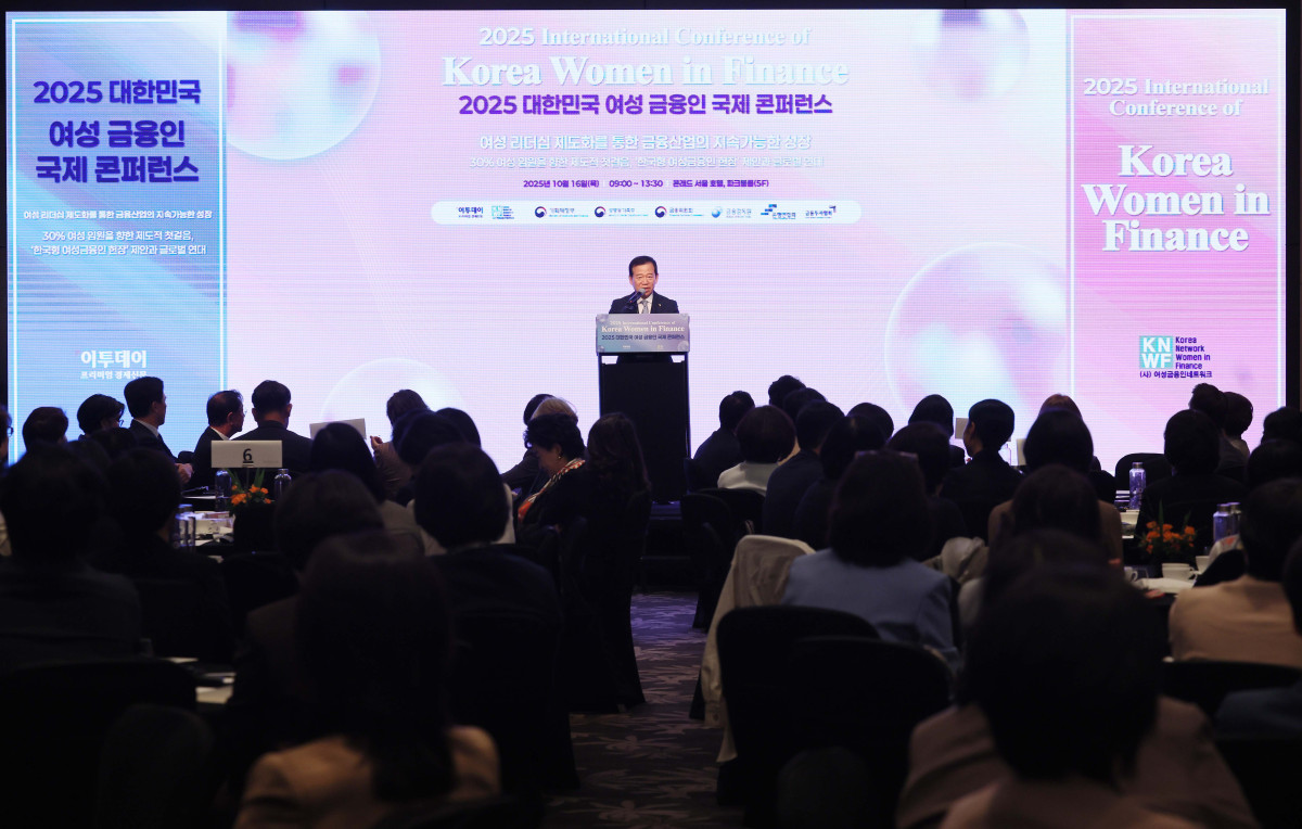 ▲서유석 금융투자협회 회장이 16일 서울 여의도 콘래드 호텔에서 이투데이와 여성금융인네트워크(여금넷) 공동주최로 열린 ‘2025 대한민국 여성금융인 국제 콘퍼런스’에서 축사를 하고 있다. 올해로 10주년을 맞이한 이번 대한민국 여성금융인 국제 콘퍼런스에선 ‘여성 리더십 제도화를 통한 금융산업의 지속 가능한 성장-30% 여성 임원을 향한 제도적 첫걸음 한국형 여성금융인 헌장 제안과 글로벌 연대’를 주제로 10년의 궤적을 기념하며, 금융의 지속가능한 미래를 논의했다. 신태현 기자 holjjak@