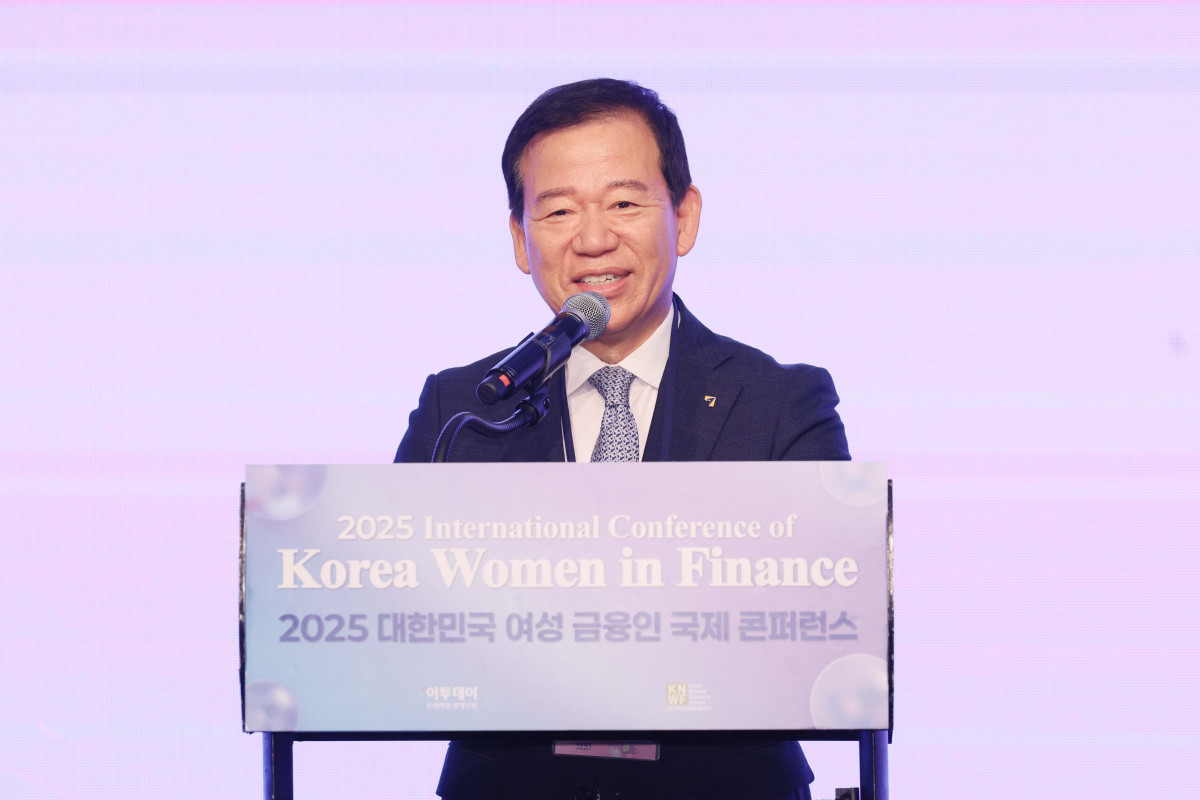 ▲서유석 금융투자협회 회장이 16일 서울 여의도 콘래드 호텔에서 이투데이와 여성금융인네트워크(여금넷) 공동주최로 열린 ‘2025 대한민국 여성금융인 국제 콘퍼런스’에서 축사를 하고 있다. 올해로 10주년을 맞이한 이번 대한민국 여성금융인 국제 콘퍼런스에선 ‘여성 리더십 제도화를 통한 금융산업의 지속 가능한 성장-30% 여성 임원을 향한 제도적 첫걸음 한국형 여성금융인 헌장 제안과 글로벌 연대’를 주제로 10년의 궤적을 기념하며, 금융의 지속가능한 미래를 논의했다. 신태현 기자 holjjak@