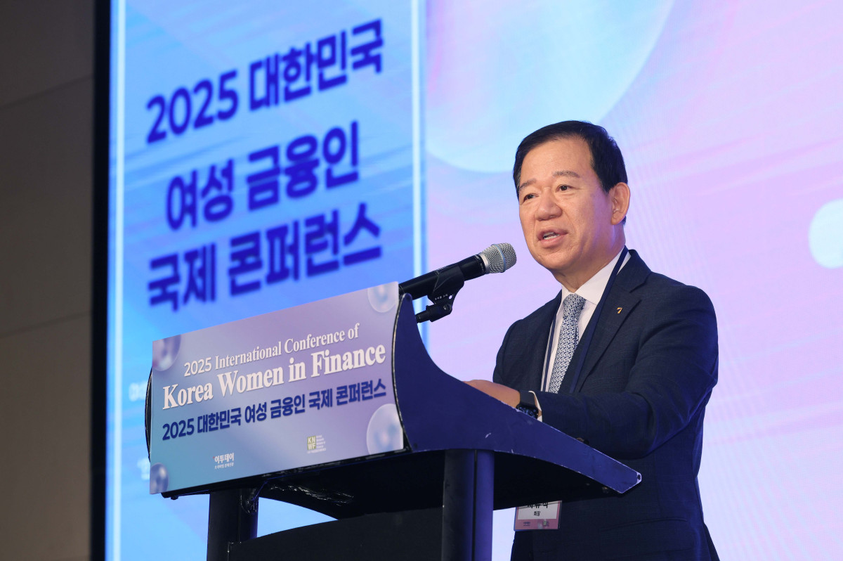 ▲서유석 금융투자협회 회장이 16일 서울 여의도 콘래드 호텔에서 이투데이와 여성금융인네트워크(여금넷) 공동주최로 열린 ‘2025 대한민국 여성금융인 국제 콘퍼런스’에서 축사를 하고 있다. 올해로 10주년을 맞이한 이번 대한민국 여성금융인 국제 콘퍼런스에선 ‘여성 리더십 제도화를 통한 금융산업의 지속 가능한 성장-30% 여성 임원을 향한 제도적 첫걸음 한국형 여성금융인 헌장 제안과 글로벌 연대’를 주제로 10년의 궤적을 기념하며, 금융의 지속가능한 미래를 논의했다. 신태현 기자 holjjak@