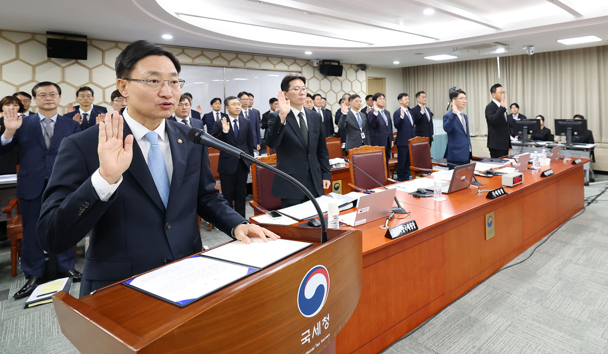 ▲임광현 국세청장이 16일 정부세종청사에서 열린 국회 기획재정위원회 국정감사에서 선서를 하고 있다. (사진제공=국세청)