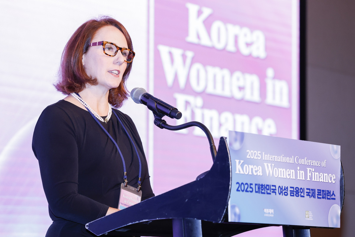 ▲제니퍼 바커 30%클럽 글로벌 의장이 16일 서울 여의도 콘래드 호텔에서 이투데이와 여성금융인네트워크(여금넷) 공동주최로 열린 ‘2025 대한민국 여성금융인 국제 콘퍼런스’에서 기조연설을 하고 있다. 올해로 10주년을 맞이한 이번 대한민국 여성금융인 국제 콘퍼런스에선 ‘여성 리더십 제도화를 통한 금융산업의 지속 가능한 성장-30% 여성 임원을 향한 제도적 첫걸음 한국형 여성금융인 헌장 제안과 글로벌 연대’를 주제로 10년의 궤적을 기념하며, 금융의 지속가능한 미래를 논의했다. 조현호 기자 hyunho@