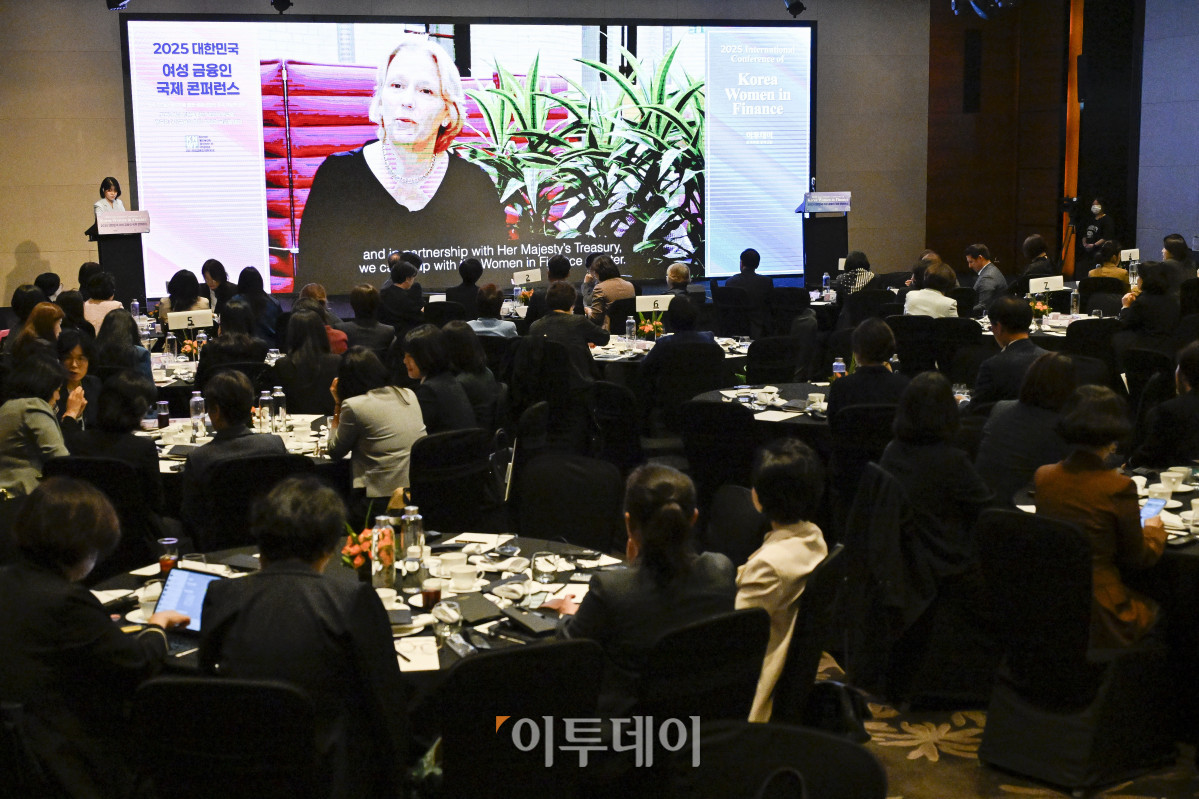 ▲영국 여성 금융인 헌장(Women in Finance Charter)을 주도한 제인 앤 가디아(Jayne-Anne Gadhia)가 16일 서울 여의도 콘래드 호텔에서 이투데이와 여성금융인네트워크(여금넷) 공동주최로 열린 ‘2025 대한민국 여성금융인 국제 콘퍼런스’에서 영상 기조연설을 하고 있다. 올해로 10주년을 맞이한 이번 대한민국 여성금융인 국제 콘퍼런스에선 ‘여성 리더십 제도화를 통한 금융산업의 지속 가능한 성장-30% 여성 임원을 향한 제도적 첫걸음 한국형 여성금융인 헌장 제안과 글로벌 연대’를 주제로 10년의 궤적을 기념하며, 금융의 지속가능한 미래를 논의했다. 조현호 기자 hyunho@