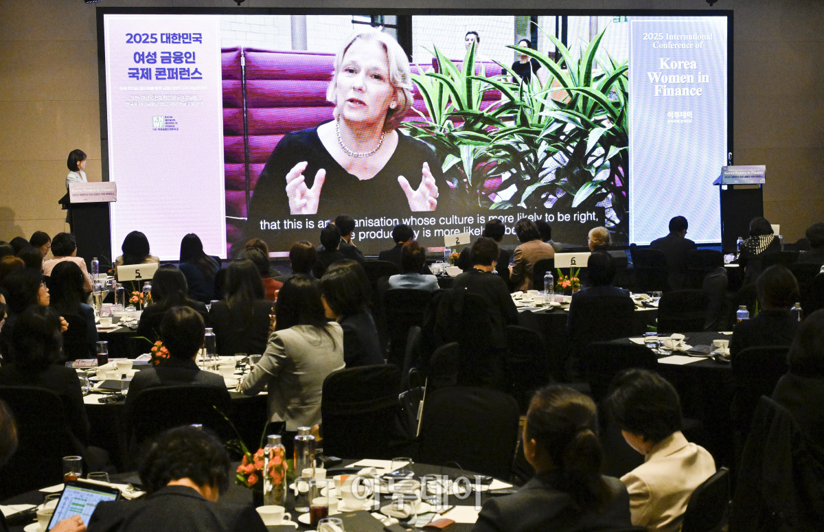 ▲영국 여성 금융인 헌장(Women in Finance Charter)을 주도한 제인 앤 가디아(Jayne-Anne Gadhia)가 16일 서울 여의도 콘래드 호텔에서 이투데이와 여성금융인네트워크(여금넷) 공동주최로 열린 ‘2025 대한민국 여성금융인 국제 콘퍼런스’에서 영상 기조연설을 하고 있다. 올해로 10주년을 맞이한 이번 대한민국 여성금융인 국제 콘퍼런스에선 ‘여성 리더십 제도화를 통한 금융산업의 지속 가능한 성장-30% 여성 임원을 향한 제도적 첫걸음 한국형 여성금융인 헌장 제안과 글로벌 연대’를 주제로 10년의 궤적을 기념하며, 금융의 지속가능한 미래를 논의했다. 조현호 기자 hyunho@