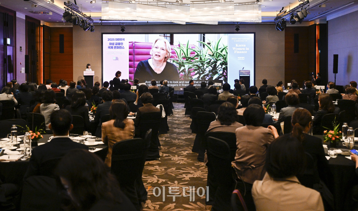 ▲영국 여성 금융인 헌장(Women in Finance Charter)을 주도한 제인 앤 가디아(Jayne-Anne Gadhia)가 16일 서울 여의도 콘래드 호텔에서 이투데이와 여성금융인네트워크(여금넷) 공동주최로 열린 ‘2025 대한민국 여성금융인 국제 콘퍼런스’에서 영상 기조연설을 하고 있다. 올해로 10주년을 맞이한 이번 대한민국 여성금융인 국제 콘퍼런스에선 ‘여성 리더십 제도화를 통한 금융산업의 지속 가능한 성장-30% 여성 임원을 향한 제도적 첫걸음 한국형 여성금융인 헌장 제안과 글로벌 연대’를 주제로 10년의 궤적을 기념하며, 금융의 지속가능한 미래를 논의했다. 조현호 기자 hyunho@