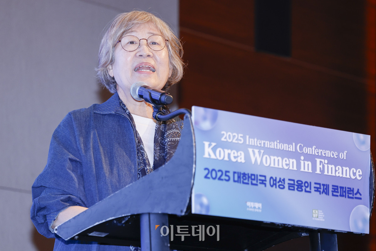 ▲정필화 재단법인 한국여성재단 이사장이 16일 서울 여의도 콘래드 호텔에서 이투데이와 여성금융인네트워크(여금넷) 공동주최로 열린 ‘2025 대한민국 여성금융인 국제 콘퍼런스’에서 발표를 하고 있다. 올해로 10주년을 맞이한 이번 대한민국 여성금융인 국제 콘퍼런스에선 ‘여성 리더십 제도화를 통한 금융산업의 지속 가능한 성장-30% 여성 임원을 향한 제도적 첫걸음 한국형 여성금융인 헌장 제안과 글로벌 연대’를 주제로 10년의 궤적을 기념하며, 금융의 지속가능한 미래를 논의했다. 조현호 기자 hyunho@
