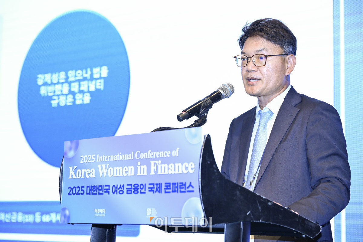 ▲박주근 리더스인덱스 대표가 16일 서울 여의도 콘래드 호텔에서 이투데이와 여성금융인네트워크(여금넷) 공동주최로 열린 ‘2025 대한민국 여성금융인 국제 콘퍼런스’에서 발표를 하고 있다. 올해로 10주년을 맞이한 이번 대한민국 여성금융인 국제 콘퍼런스에선 ‘여성 리더십 제도화를 통한 금융산업의 지속 가능한 성장-30% 여성 임원을 향한 제도적 첫걸음 한국형 여성금융인 헌장 제안과 글로벌 연대’를 주제로 10년의 궤적을 기념하며, 금융의 지속가능한 미래를 논의했다. 조현호 기자 hyunho@