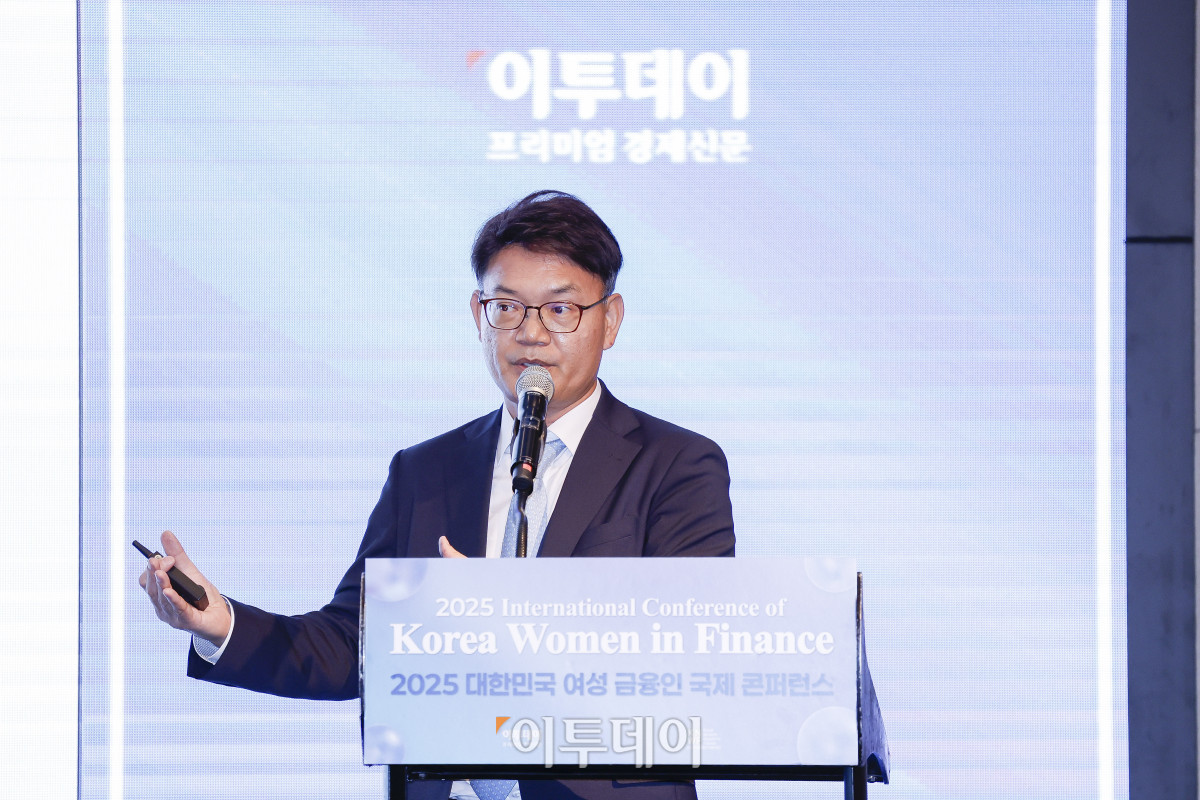 ▲박주근 리더스인덱스 대표가 16일 서울 여의도 콘래드 호텔에서 이투데이와 여성금융인네트워크(여금넷) 공동주최로 열린 ‘2025 대한민국 여성금융인 국제 콘퍼런스’에서 발표를 하고 있다. 올해로 10주년을 맞이한 이번 대한민국 여성금융인 국제 콘퍼런스에선 ‘여성 리더십 제도화를 통한 금융산업의 지속 가능한 성장-30% 여성 임원을 향한 제도적 첫걸음 한국형 여성금융인 헌장 제안과 글로벌 연대’를 주제로 10년의 궤적을 기념하며, 금융의 지속가능한 미래를 논의했다. 조현호 기자 hyunho@