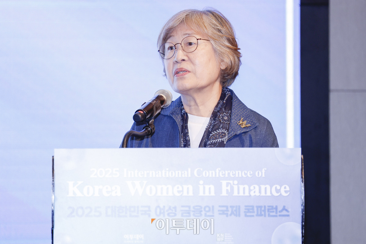 ▲정필화 재단법인 한국여성재단 이사장이 16일 서울 여의도 콘래드 호텔에서 이투데이와 여성금융인네트워크(여금넷) 공동주최로 열린 ‘2025 대한민국 여성금융인 국제 콘퍼런스’에서 발표를 하고 있다. 올해로 10주년을 맞이한 이번 대한민국 여성금융인 국제 콘퍼런스에선 ‘여성 리더십 제도화를 통한 금융산업의 지속 가능한 성장-30% 여성 임원을 향한 제도적 첫걸음 한국형 여성금융인 헌장 제안과 글로벌 연대’를 주제로 10년의 궤적을 기념하며, 금융의 지속가능한 미래를 논의했다. 조현호 기자 hyunho@