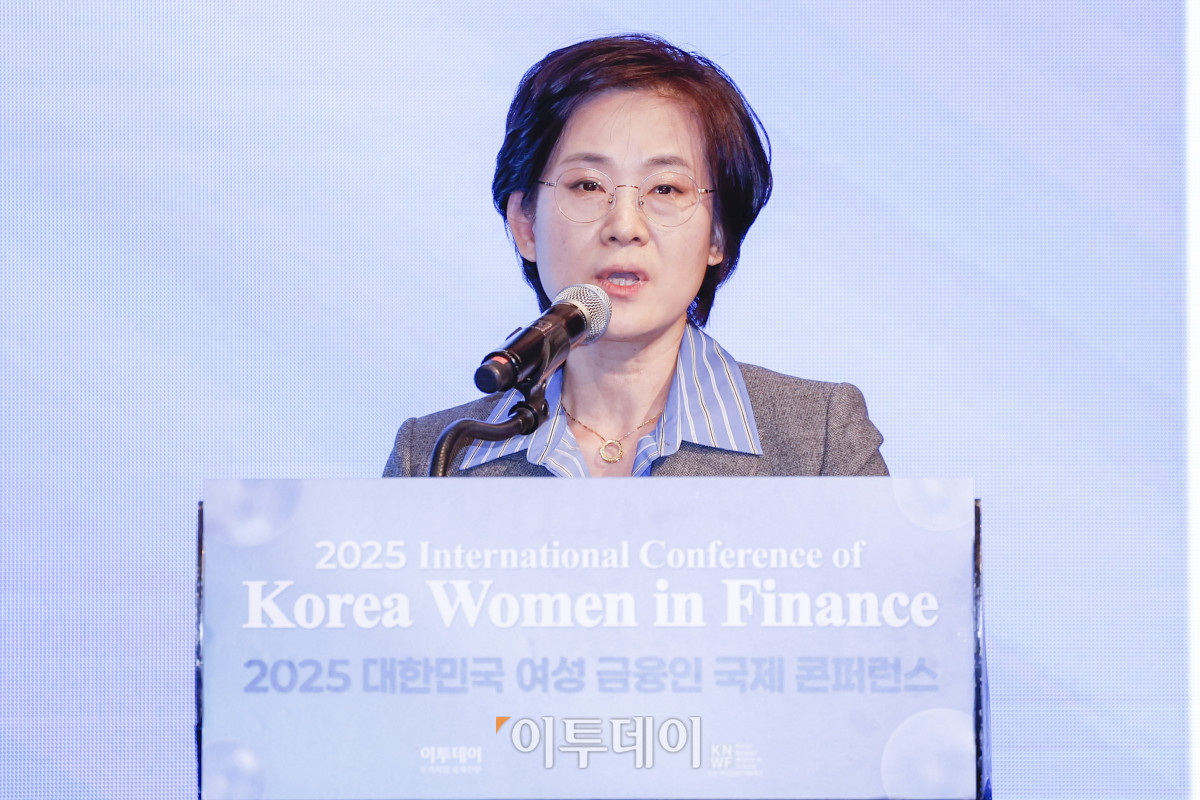 ▲김종란 전 KB국민은행 상무가 16일 서울 여의도 콘래드 호텔에서 이투데이와 여성금융인네트워크(여금넷) 공동주최로 열린 ‘2025 대한민국 여성금융인 국제 콘퍼런스’에서 발표를 하고 있다. 올해로 10주년을 맞이한 이번 대한민국 여성금융인 국제 콘퍼런스에선 ‘여성 리더십 제도화를 통한 금융산업의 지속 가능한 성장-30% 여성 임원을 향한 제도적 첫걸음 한국형 여성금융인 헌장 제안과 글로벌 연대’를 주제로 10년의 궤적을 기념하며, 금융의 지속가능한 미래를 논의했다. 조현호 기자 hyunho@