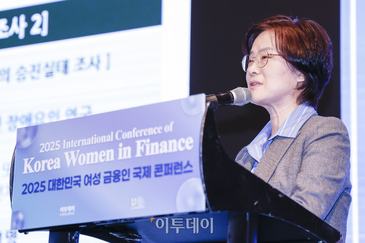 ▲김종란 전 KB국민은행 상무가 16일 서울 여의도 콘래드 호텔에서 이투데이와 여성금융인네트워크(여금넷) 공동주최로 열린 ‘2025 대한민국 여성금융인 국제 콘퍼런스’에서 발표를 하고 있다. 올해로 10주년을 맞이한 이번 대한민국 여성금융인 국제 콘퍼런스에선 ‘여성 리더십 제도화를 통한 금융산업의 지속 가능한 성장-30% 여성 임원을 향한 제도적 첫걸음 한국형 여성금융인 헌장 제안과 글로벌 연대’를 주제로 10년의 궤적을 기념하며, 금융의 지속가능한 미래를 논의했다. 조현호 기자 hyunho@