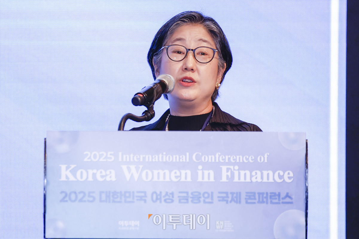 ▲이형미 한국 스탠다드 차타드 은행 부행장이 16일 서울 여의도 콘래드 호텔에서 이투데이와 여성금융인네트워크(여금넷) 공동주최로 열린 ‘2025 대한민국 여성금융인 국제 콘퍼런스’에서 발표를 하고 있다. 올해로 10주년을 맞이한 이번 대한민국 여성금융인 국제 콘퍼런스에선 ‘여성 리더십 제도화를 통한 금융산업의 지속 가능한 성장-30% 여성 임원을 향한 제도적 첫걸음 한국형 여성금융인 헌장 제안과 글로벌 연대’를 주제로 10년의 궤적을 기념하며, 금융의 지속가능한 미래를 논의했다. 조현호 기자 hyunho@