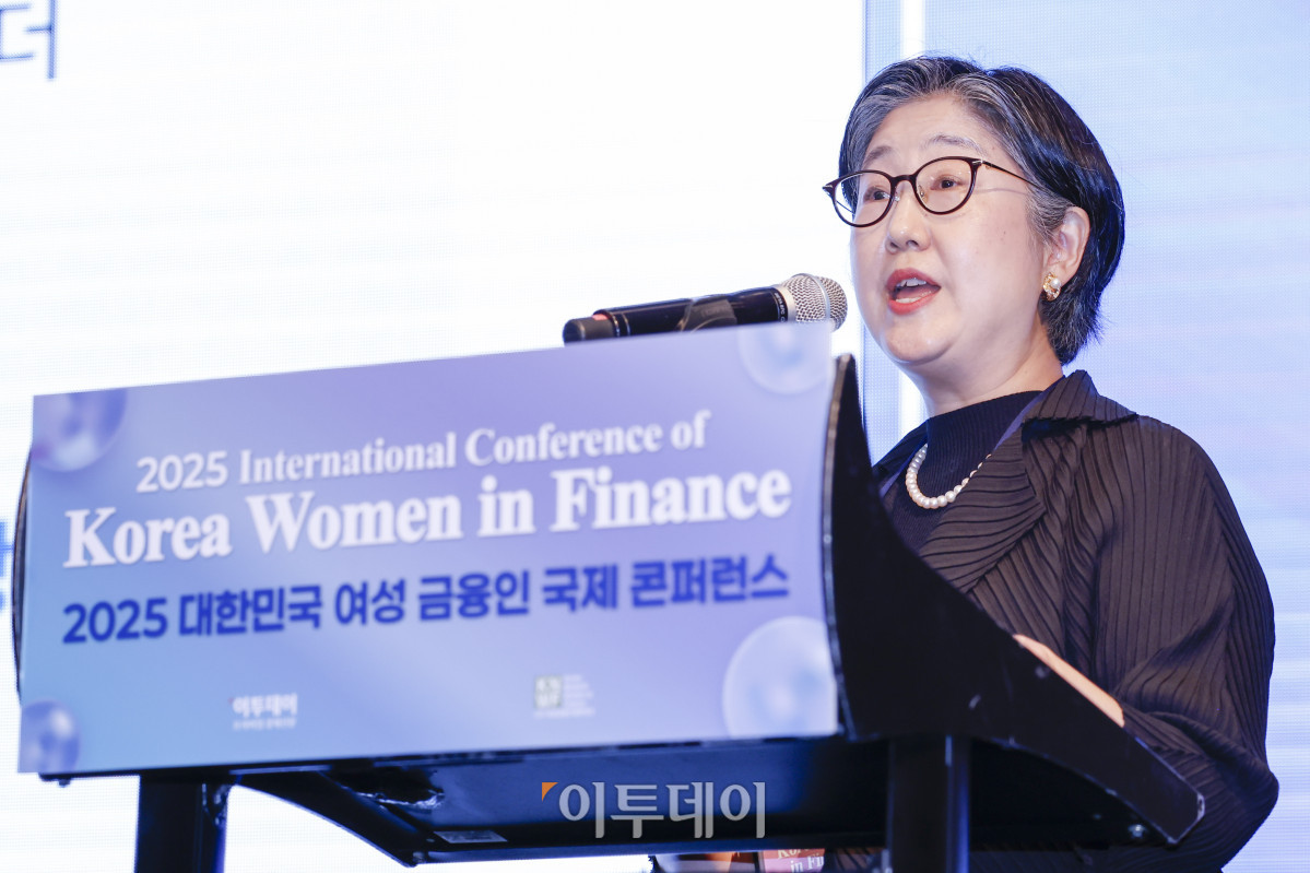 ▲이형미 한국 스탠다드 차타드 은행 부행장이 16일 서울 여의도 콘래드 호텔에서 이투데이와 여성금융인네트워크(여금넷) 공동주최로 열린 ‘2025 대한민국 여성금융인 국제 콘퍼런스’에서 발표를 하고 있다. 올해로 10주년을 맞이한 이번 대한민국 여성금융인 국제 콘퍼런스에선 ‘여성 리더십 제도화를 통한 금융산업의 지속 가능한 성장-30% 여성 임원을 향한 제도적 첫걸음 한국형 여성금융인 헌장 제안과 글로벌 연대’를 주제로 10년의 궤적을 기념하며, 금융의 지속가능한 미래를 논의했다. 조현호 기자 hyunho@