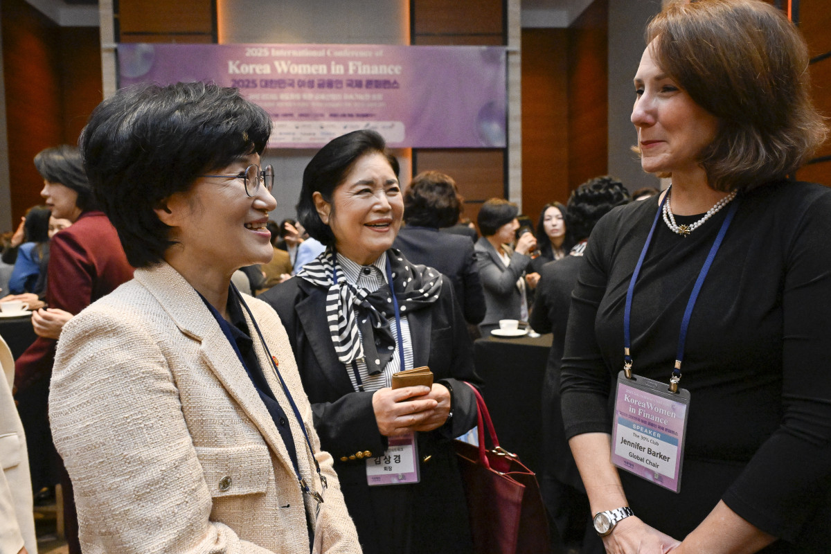 ▲원민경(왼쪽) 성평등가족부 장관과 김상경(왼쪽 두 번째) 여성금융네트워크 회장 등 참석자들이 16일 서울 여의도 콘래드 호텔에서 이투데이와 여성금융인네트워크(여금넷) 공동주최로 열린 ‘2025 대한민국 여성금융인 국제 콘퍼런스’에서 대화를 하고 있다. 올해로 10주년을 맞이한 이번 대한민국 여성금융인 국제 콘퍼런스에선 ‘여성 리더십 제도화를 통한 금융산업의 지속 가능한 성장-30% 여성 임원을 향한 제도적 첫걸음 한국형 여성금융인 헌장 제안과 글로벌 연대’를 주제로 10년의 궤적을 기념하며, 금융의 지속가능한 미래를 논의했다. 조현호 기자 hyunho@