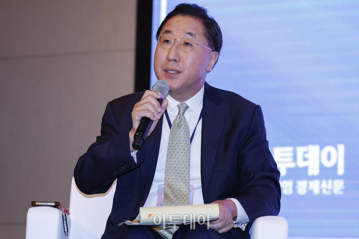 ▲좌장인 이남우 연세대 국제대학원 교수가 16일 서울 여의도 콘래드 호텔에서 이투데이와 여성금융인네트워크(여금넷) 공동주최로 열린 ‘2025 대한민국 여성금융인 국제 콘퍼런스’에서 패널토론을 진행하고 있다. 올해로 10주년을 맞이한 이번 대한민국 여성금융인 국제 콘퍼런스에선 ‘여성 리더십 제도화를 통한 금융산업의 지속 가능한 성장-30% 여성 임원을 향한 제도적 첫걸음 한국형 여성금융인 헌장 제안과 글로벌 연대’를 주제로 10년의 궤적을 기념하며, 금융의 지속가능한 미래를 논의했다. 조현호 기자 hyunho@
