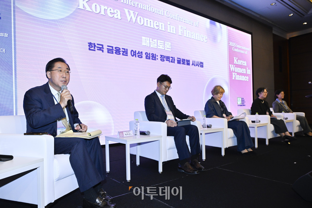 ▲좌장인 이남우 연세대 국제대학원 교수가 16일 서울 여의도 콘래드 호텔에서 이투데이와 여성금융인네트워크(여금넷) 공동주최로 열린 ‘2025 대한민국 여성금융인 국제 콘퍼런스’에서 패널토론을 진행하고 있다. 올해로 10주년을 맞이한 이번 대한민국 여성금융인 국제 콘퍼런스에선 ‘여성 리더십 제도화를 통한 금융산업의 지속 가능한 성장-30% 여성 임원을 향한 제도적 첫걸음 한국형 여성금융인 헌장 제안과 글로벌 연대’를 주제로 10년의 궤적을 기념하며, 금융의 지속가능한 미래를 논의했다. 조현호 기자 hyunho@