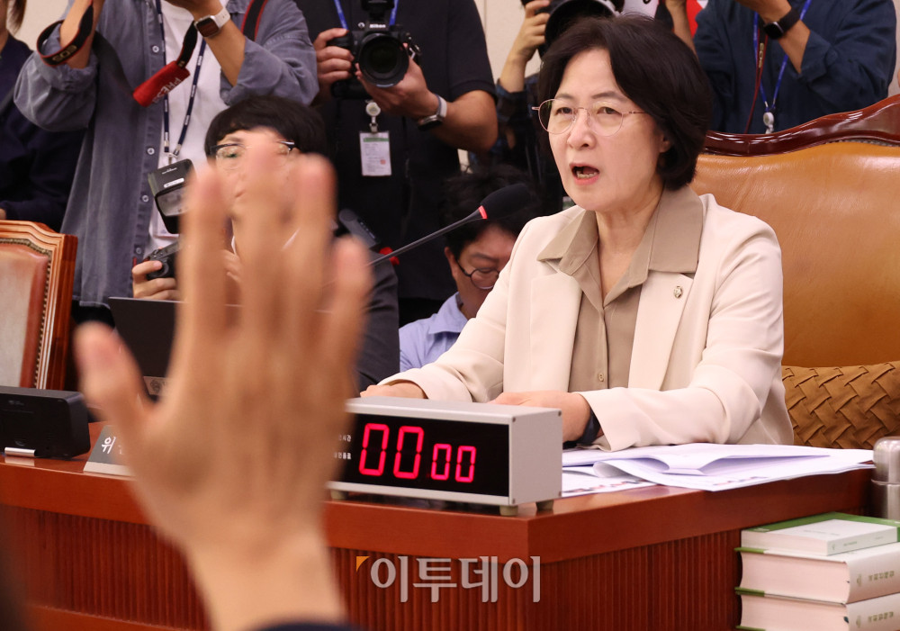 ▲16일 서울 여의도 국회에서 열린 법제사법위원회 국정감사에서 발언을 하고 있다. 고이란 기자 photoeran@