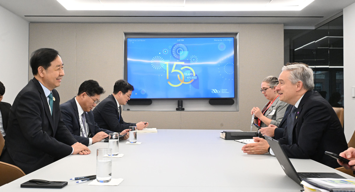 ▲주요20개국(G20) 재무장관회의와 국제통화기금 및 세계은행(IMF/WB) 연차총회 참석차 미국 워싱턴D.C.를 방문중인 구윤철 부총리 겸 기획재정부 장관이 10월 15일(현지시간) 미국은행협회(American Bankers Association)에서 프랑수아 필립 샹파뉴 캐나다 재무장관과 면담을 하고 있다. (기획재정부)