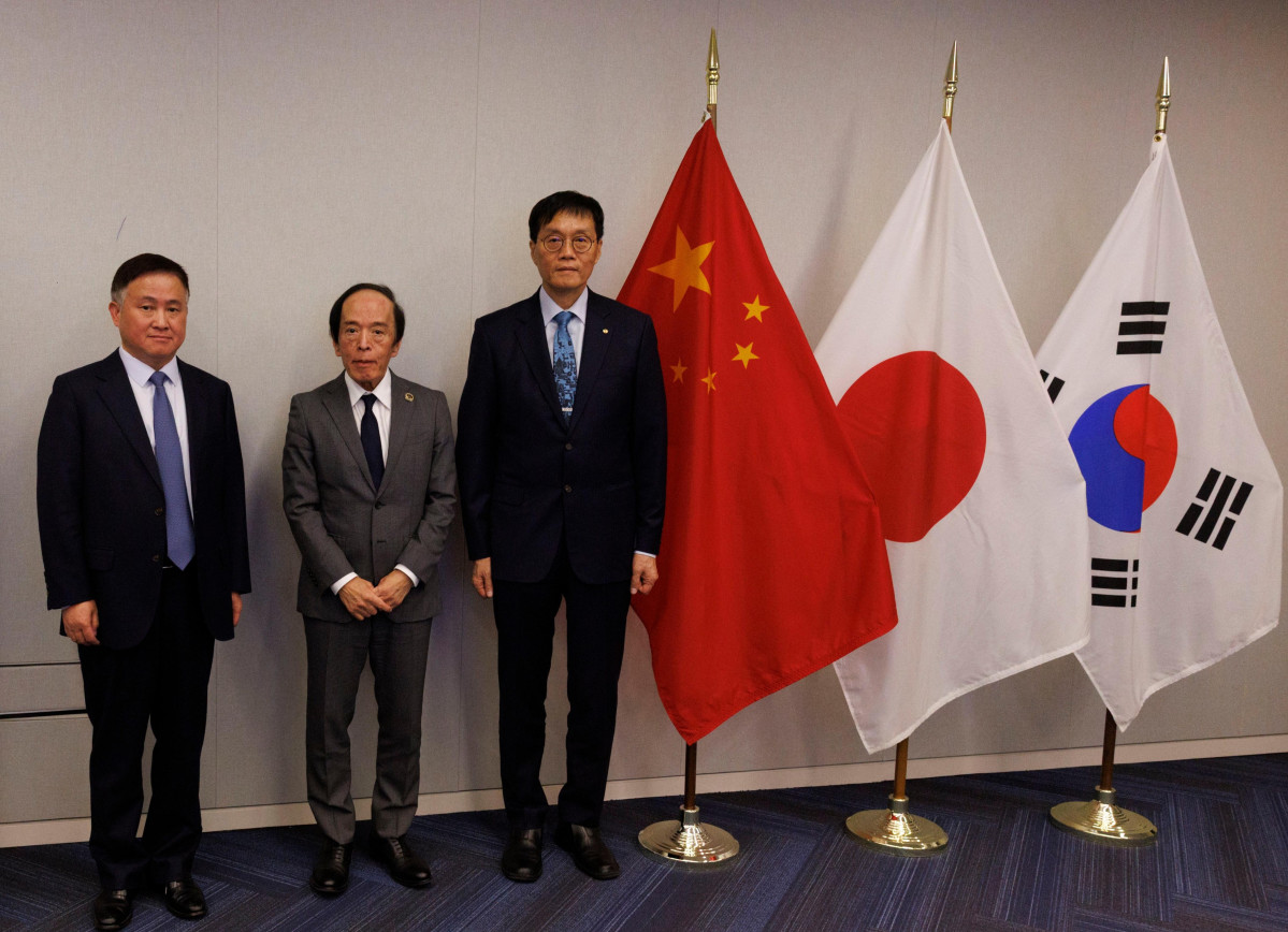 ▲이창용 한국은행 총재(사진 오른쪽)와 판궁성(사진 왼쪽) 중국인민은행 총재, 우에다 카즈오 일본은행 총재가 미국 워싱턴 D.C.에서 열린 '제14차 한중일 중앙은행총재 회의'에 참석해 기념사진을 찍고 있다.  (한국은행)