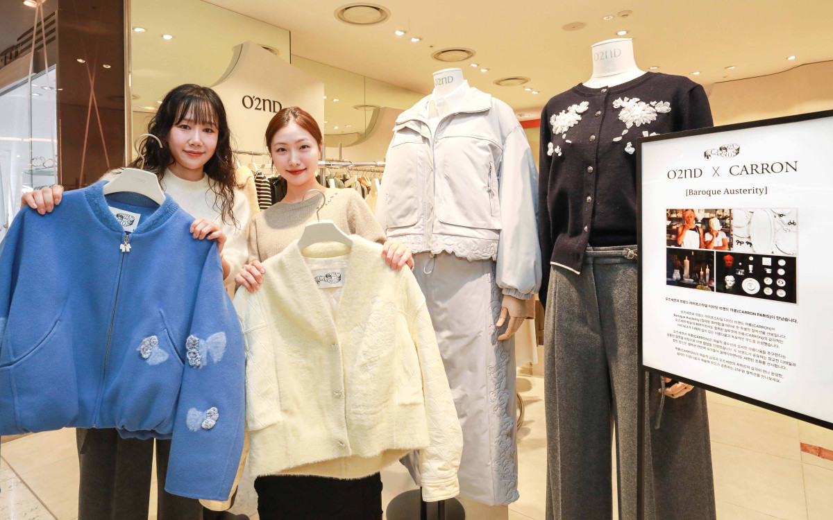 ▲현대백화점 무역센터점 오즈세컨 매장에서 한섬 직원들이 2025 F/W 신규 캡슐 컬렉션 대표 제품을 소개하고 있다. (사진제공=한섬)