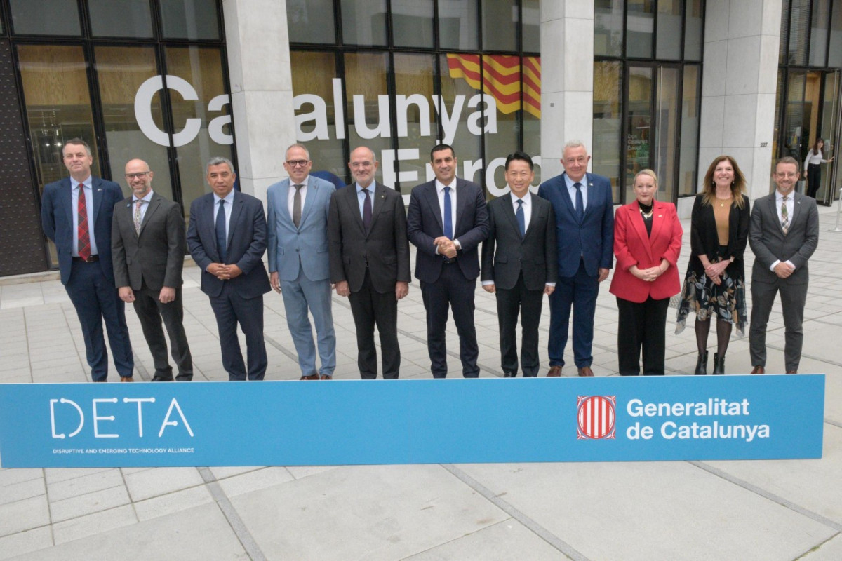 ▲경기도가 벨기에 브뤼셀에서 열린 ‘제2회 초혁신 신기술 동맹(DETA) 서밋’에 참가해, 지자체 최초로 구축한 ‘소버린 AI(Sovereign AI)’ 플랫폼 실현 사례를 국제사회에 발표했다. (경기도)