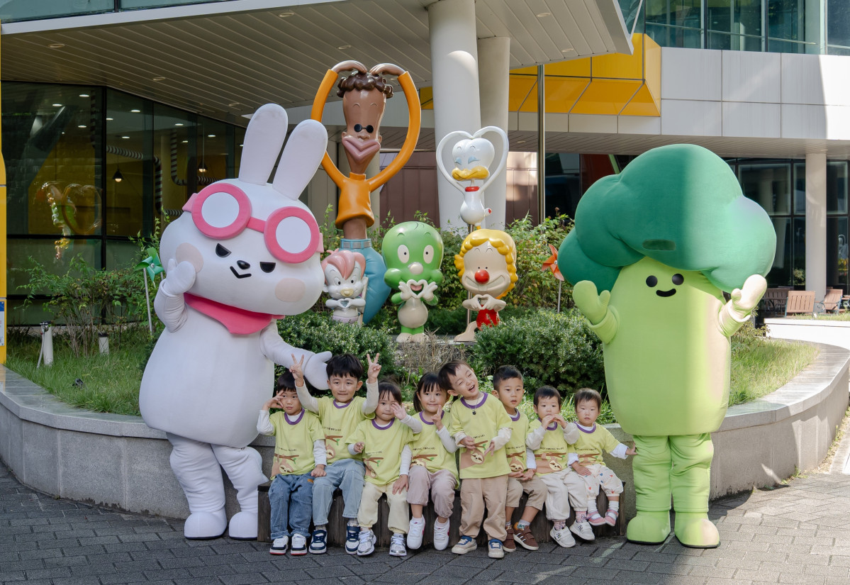▲16일 서울 도봉구 둘리뮤지엄에서 진행된 KB금융의 '문화의 날, 별과 함께 날다'에 참여한 어린이 관객들이 기념촬영을 하고 있다. (사진제공=KB금융)