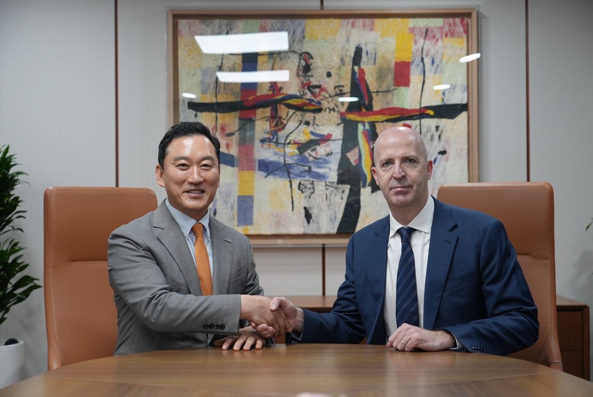 ▲김성환 한국투자증권 사장(왼쪽)과 댄 왓킨스(Dan Watkins) JP모간 아시아태평양 CEO가 16일 서울 여의도 한국투자증권 본사에서 만나 전략적 비즈니스 협력방안을 논의한 뒤 기념촬영을 하고 있다. (한국투자증권)